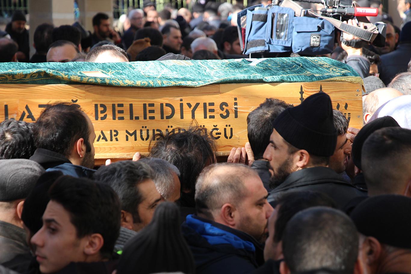 Elazığ'daki depremde hayatını kaybeden 2 küçük kardeş aynı tabuta konuldu